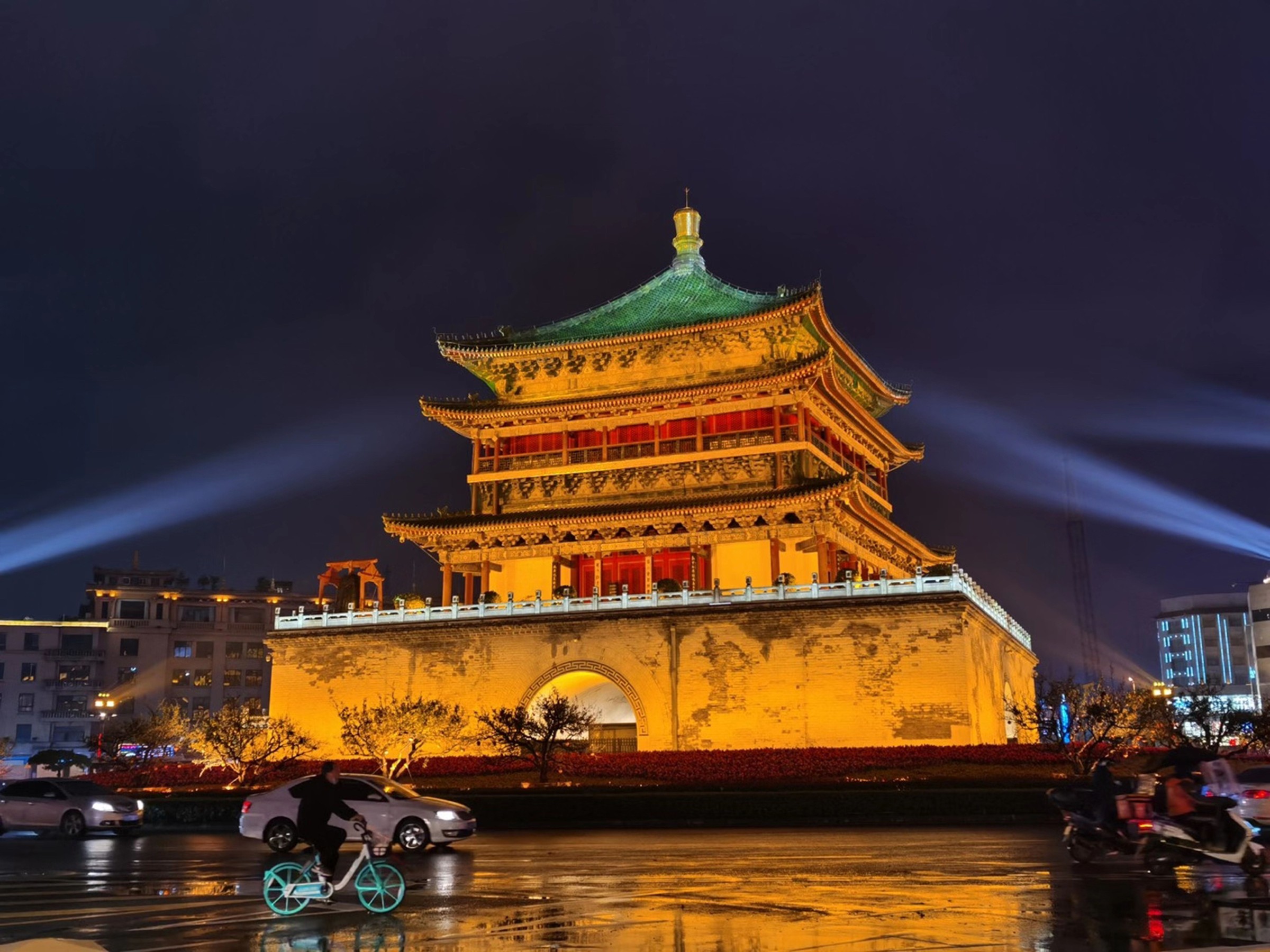 Torre campanaria di Xi'an di notte, Cina